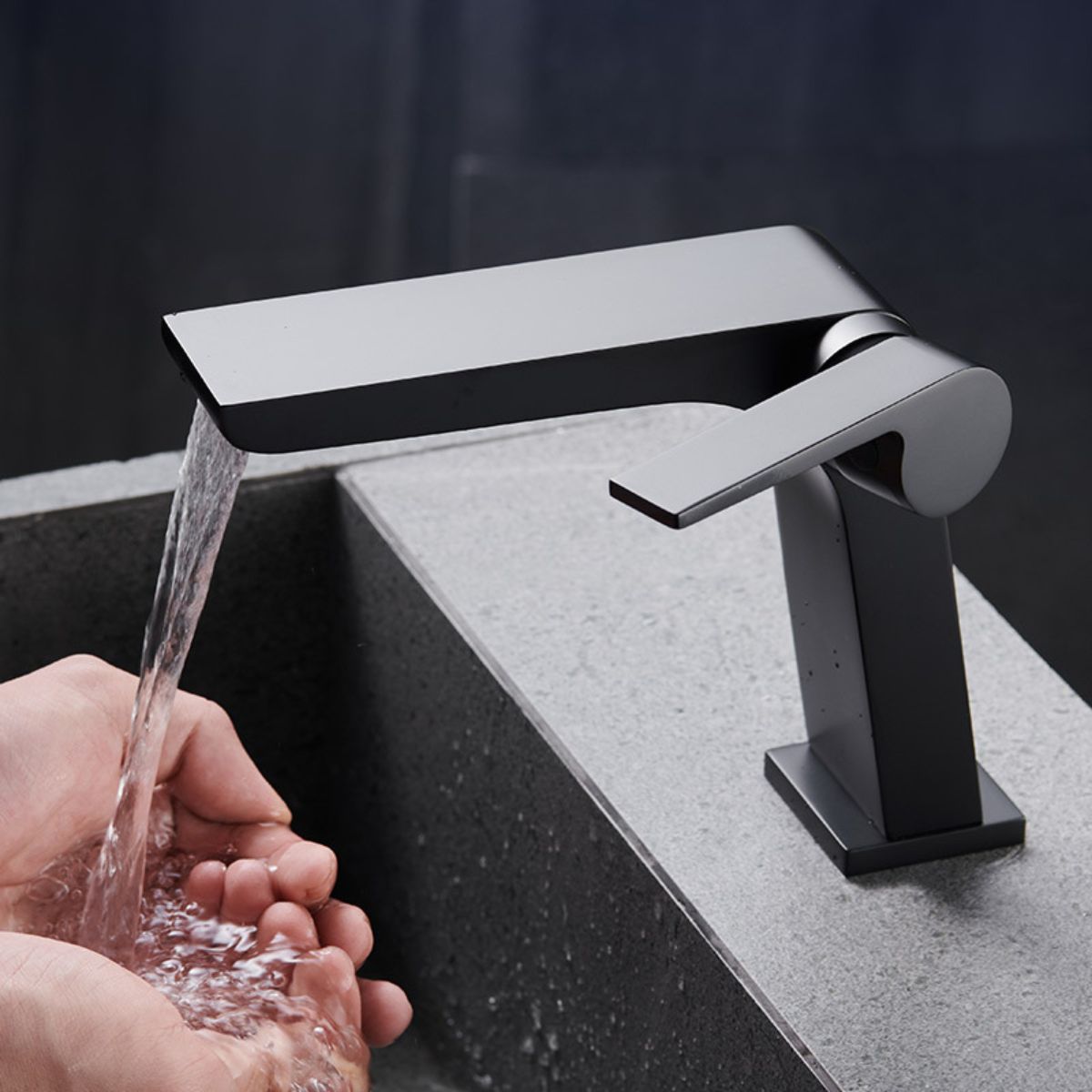 Llave De Lavamanos Individual. Grifo De Lavabo Color Negro. Pluma.