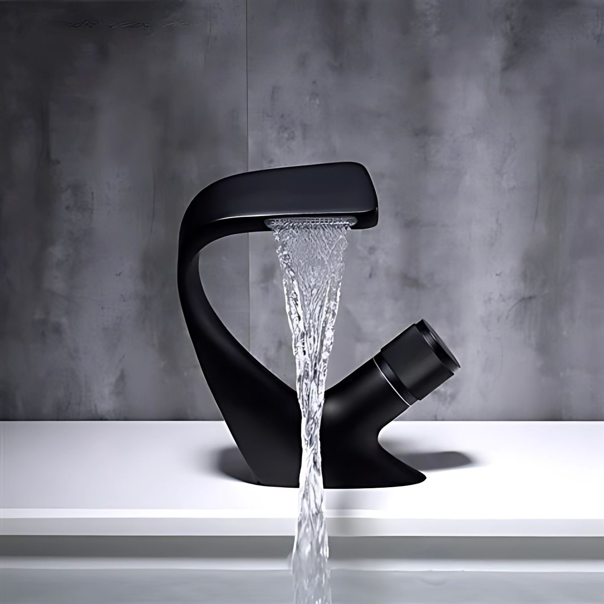 Llave de lavamanos individual. Grifo tipo cascada moderno y elegante. Color negro. Pluma.
