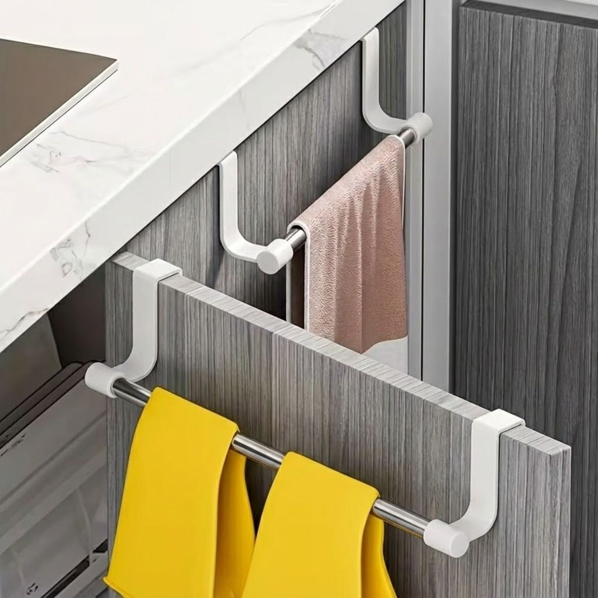 Toallero Colgante Para Gabinetes 36 cm Ideal Para Baño O Cocina. Color Silver. Acabado Resistente. Barra para puertas de hasta 2.4 cm de grosor