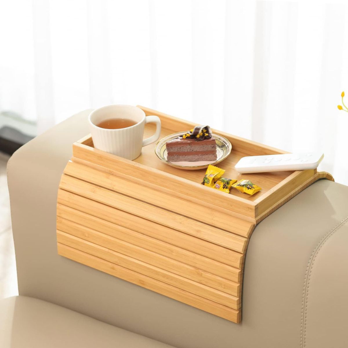 Bandeja plegable para sofá. Mesa lateral para brazo del sillón. Ideal para controles y bebidas.