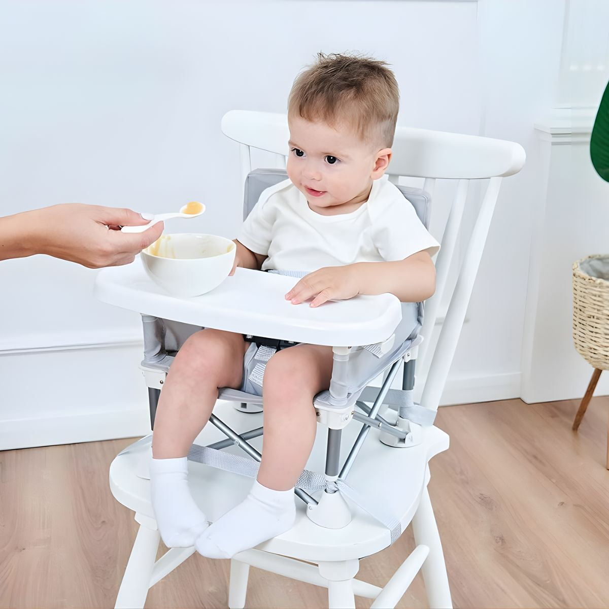 Silla Portátil para Bebé con Bandeja Desmontable. Booster Plegable con Arnés de Seguridad y Correas para Silla de alimentación.