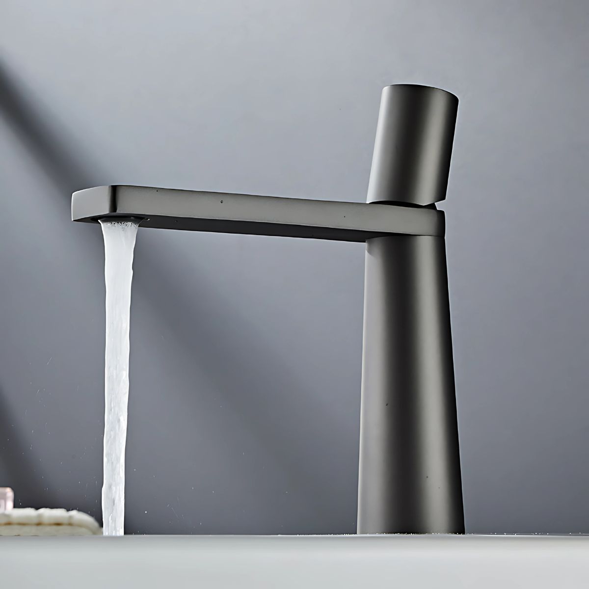 Llave De Lavamanos Individual. Grifo De Lavabo Color gris. Pluma. Modelo bajo.