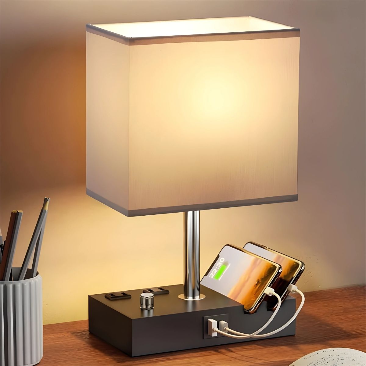 Lámpara De Mesa Con Regulador De Luz (Dimmer). Estación de Carga Con 2 Tomacorrientes AC y Puertos USBA Y USBC. Color Gris.