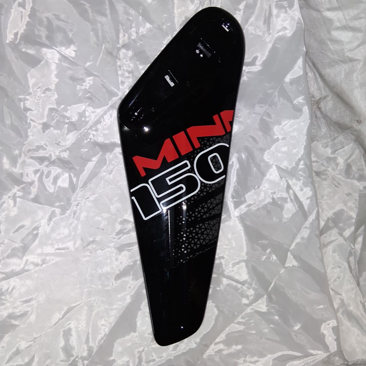 Panel central derecho del tanque de combustible blanca con calcomania (MINNIX150) FUEL TANK RIGHT MIDDLE PANEL WHITE GW WITH STICKER