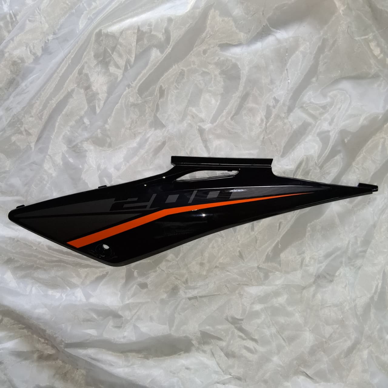 Covertor trasero izquierdo negro (TX200 NEW) LEFT TAIL COVER BLACK B4