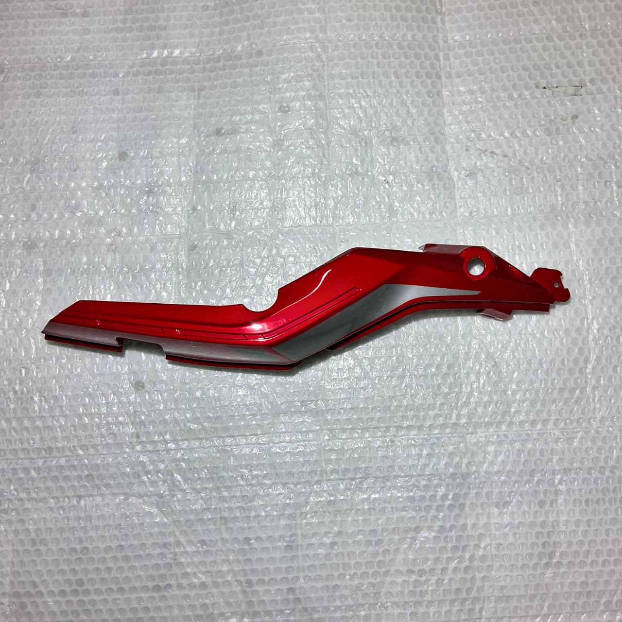 Covertor trasero izquierdo rojo con calcomanias (TRK502XMY2020)