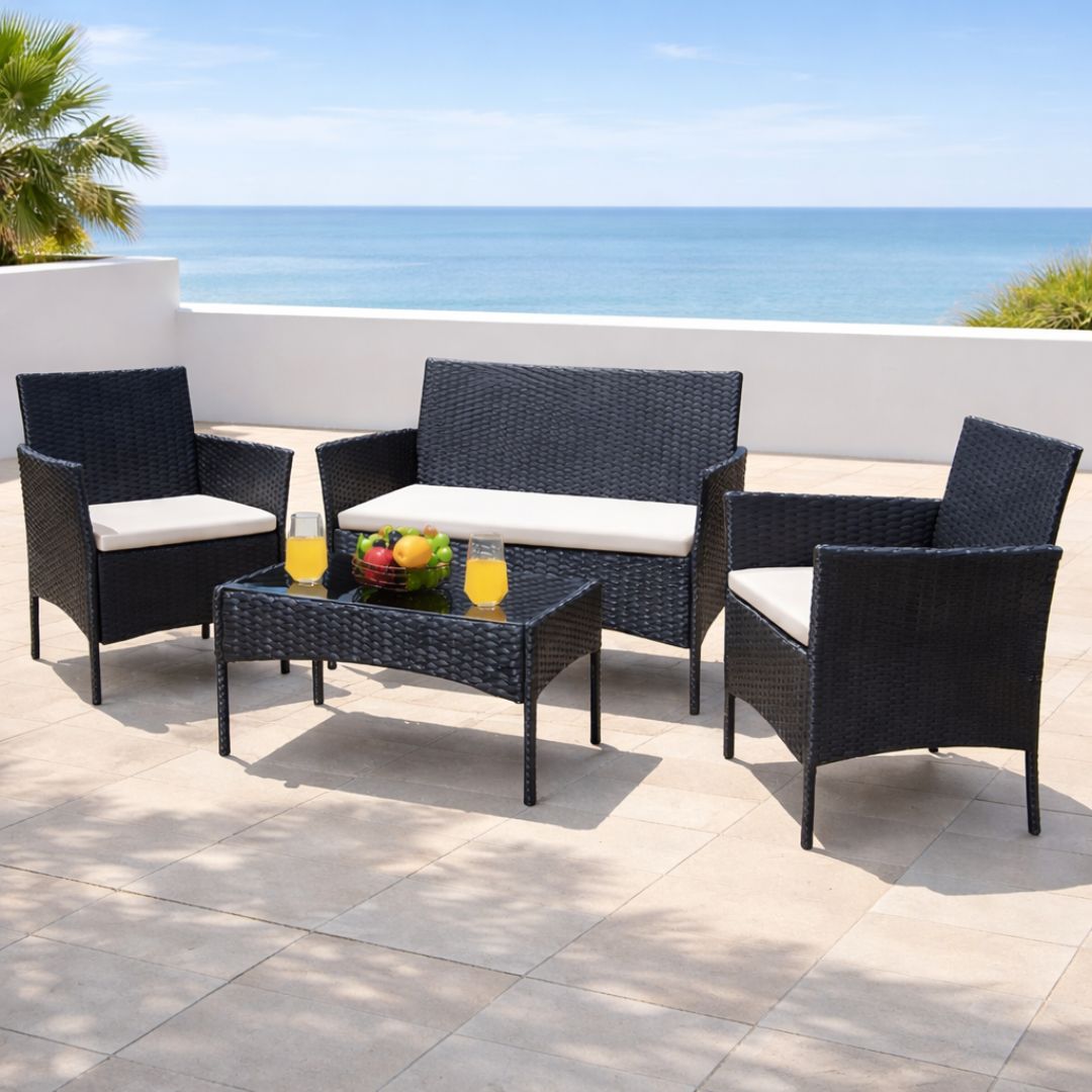 Mesa y Sillas con Cojines para Terraza En Rattan PE. Juego De Muebles Para Exteriores. Mesa De Tope De Vidrio Templado (4unds) Color Negro. Viene desarmado