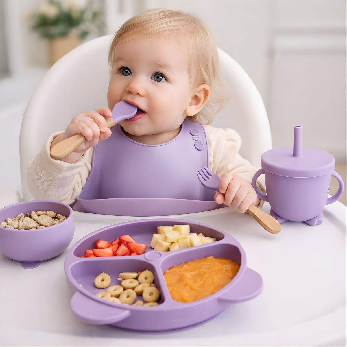 Plato De Silicona Para Bebé Con Divisiones + Set De Alimentación Completo Con Babero Recolector, Tazón, Vaso Con Pajilla Y Cubiertos (6 Piezas). Color morado.