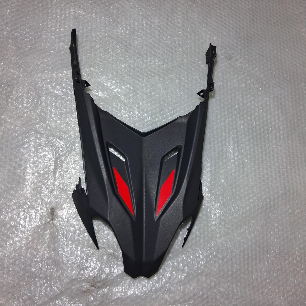 Placa frontal frontal negra con calcomanias (TRK502X)