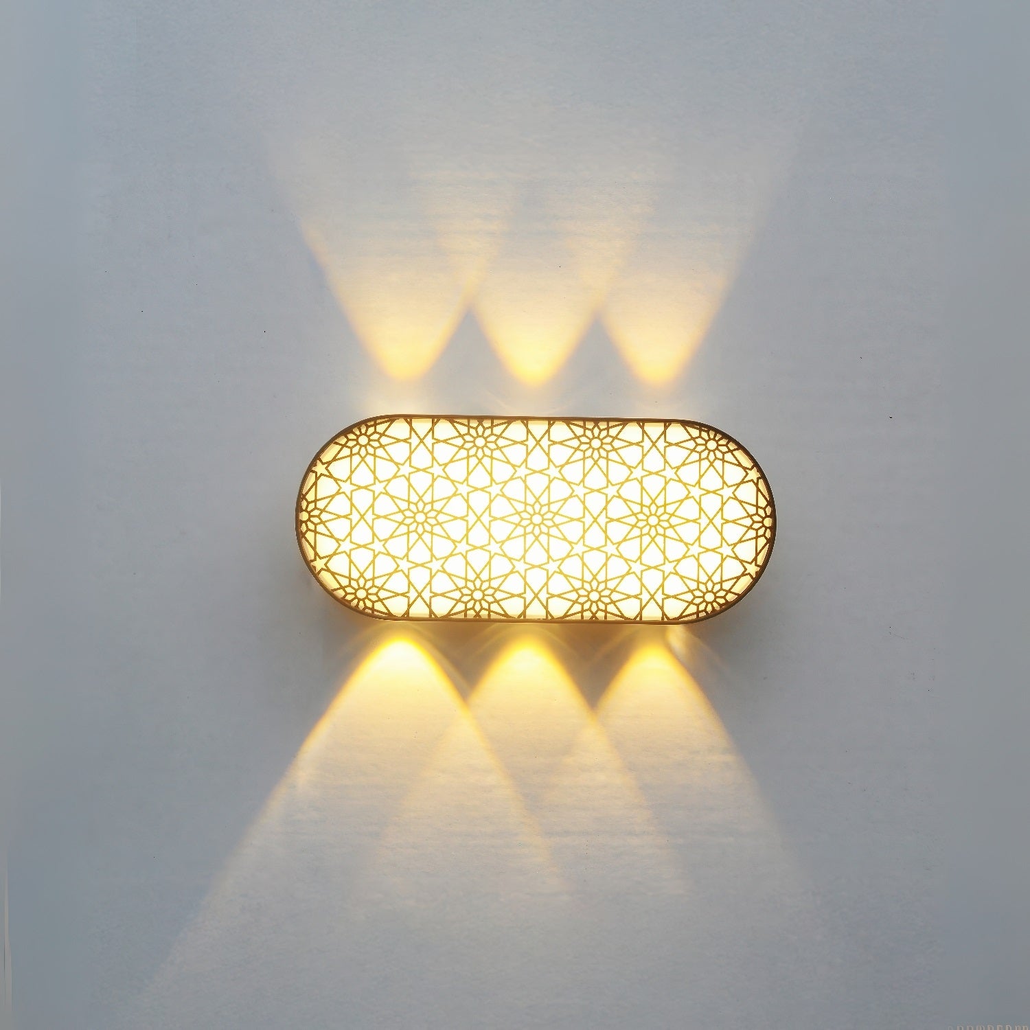 Lámpara de Pared de Exterior Dorada LED 12W, luz cálida de 3000K y 1050 lúmenes.