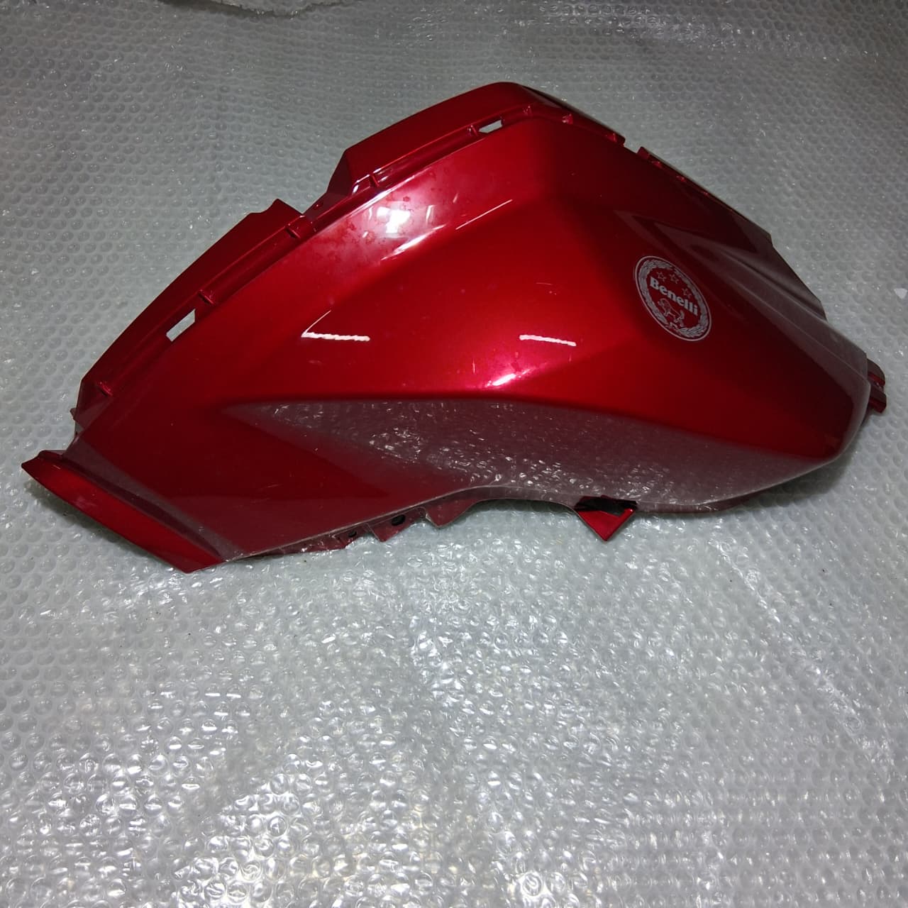 Panel derecho del tanque de combustible rojo con calcomanias (TRK502X)