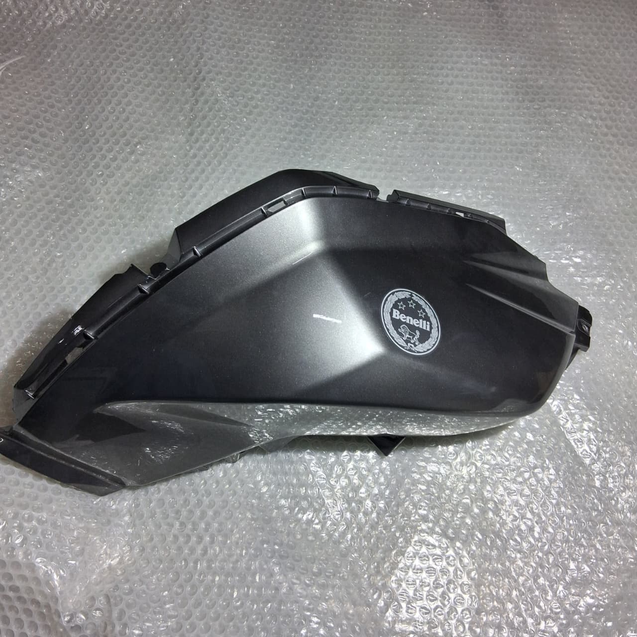 Panel derecho del tanque de combustible gris con calcomanias (TRK502X)
