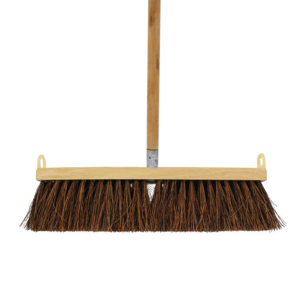 Escoba de 18" de madera con mango de 54"