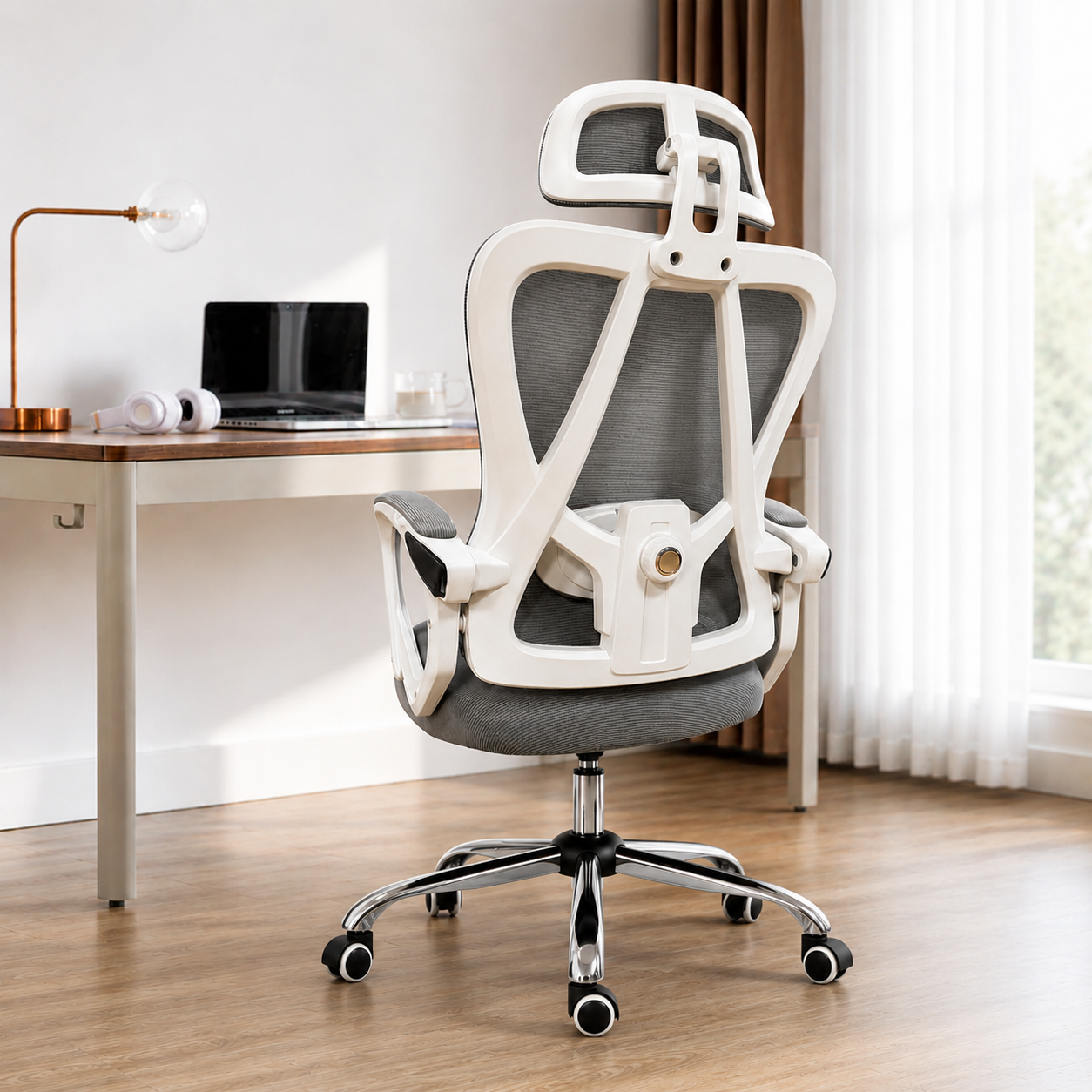 Silla de oficina ergonómica gris con respaldo de malla y apoyabrazos ajustables sin reposapiés. Cómoda silla de computadora para Escritorio.
