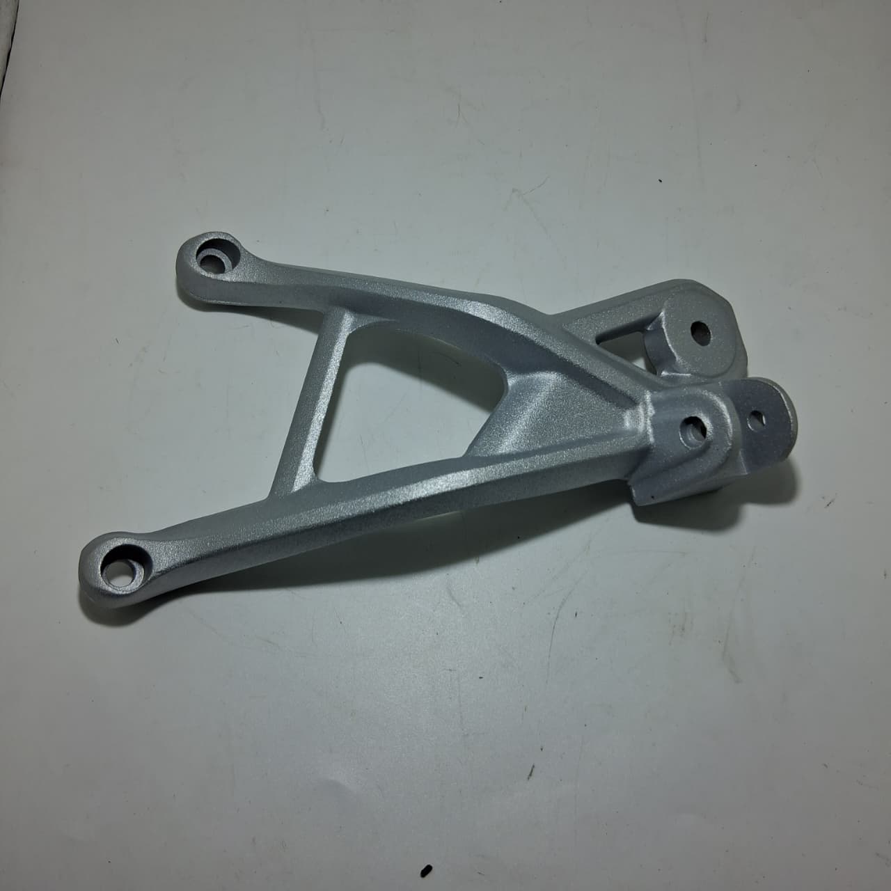 Anclaje de posapie trasero izquierdo (TRK502X)