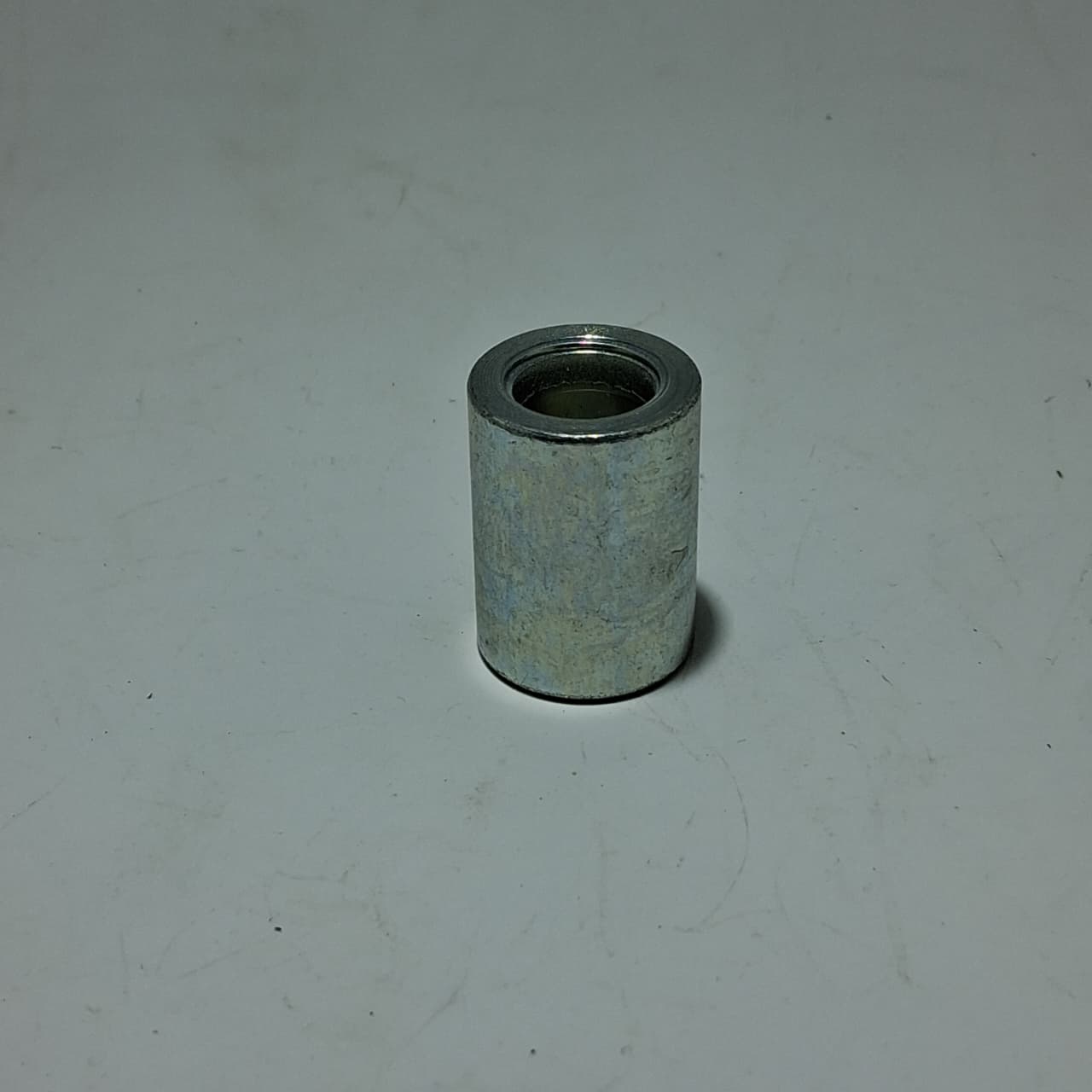 Buje derecho rueda delantera (TNT135 / RKG150)