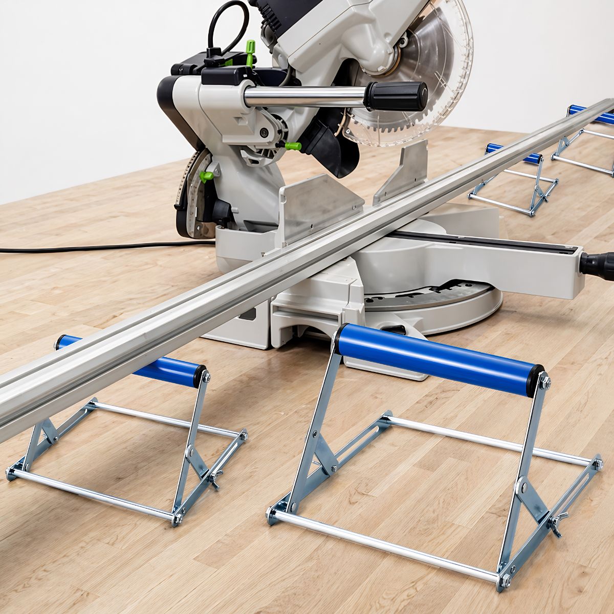 Soporte Ajustable rodillo Para Ingleteadoras Y máquinas de Corte 20Cm. Base Plegable Con Altura Regulable (55-135mm). Estructura Metálica Resistente.