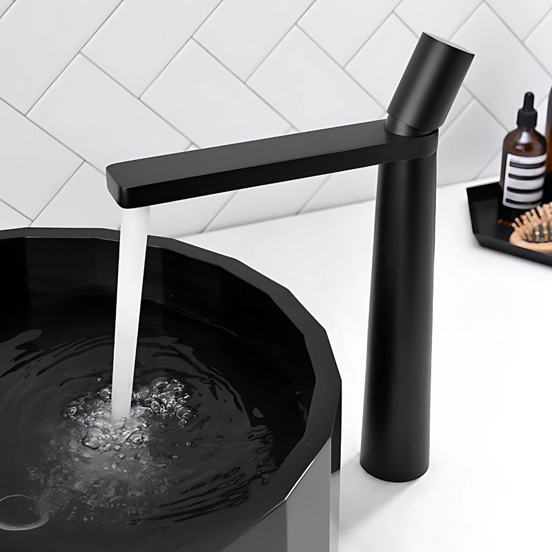 Llave De Lavamanos Individual. Grifo De Lavabo Color Negro. Pluma. Modelo alto.