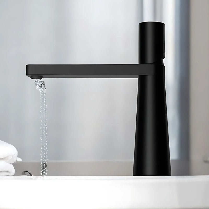 Llave De Lavamanos Individual. Grifo De Lavabo Color Negro. Pluma. Modelo bajo.