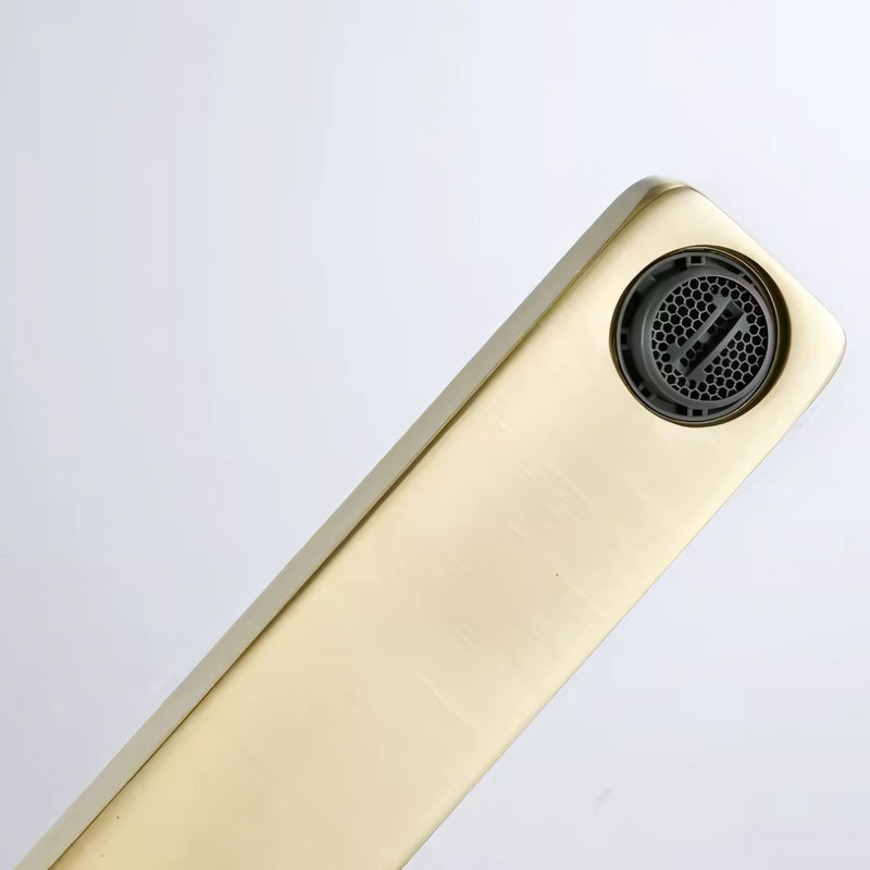 Llave De Lavamanos Individual. Grifo De Lavabo Color dorado. Pluma. Modelo bajo.