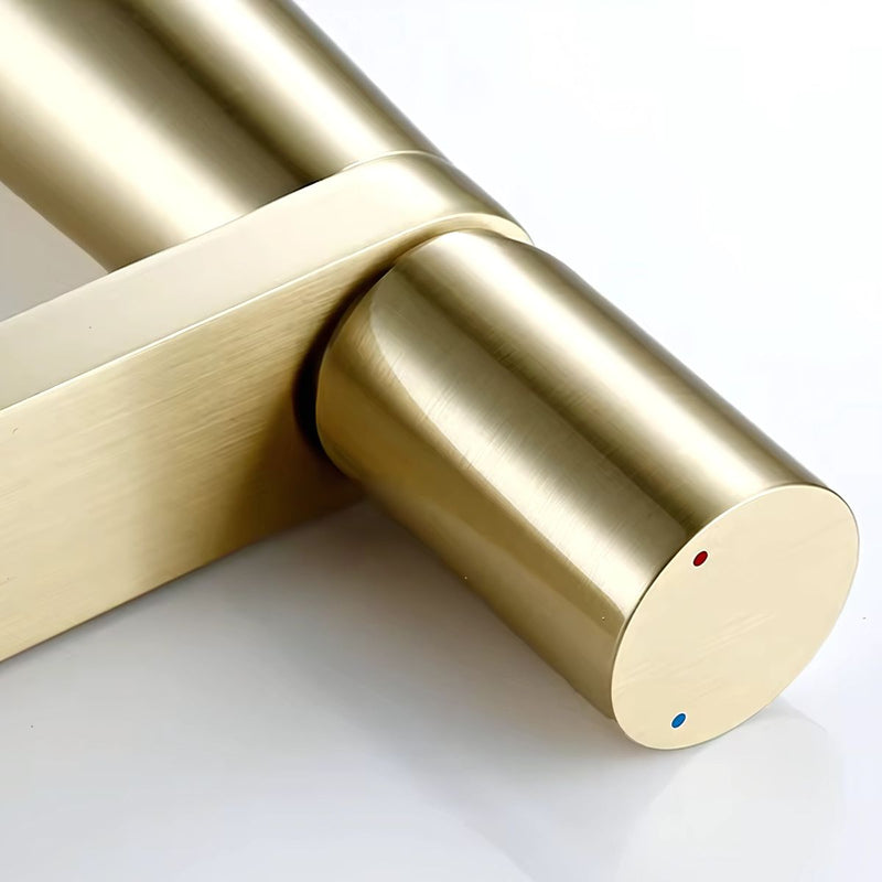 Llave De Lavamanos Individual. Grifo De Lavabo Color dorado. Pluma. Modelo alto.