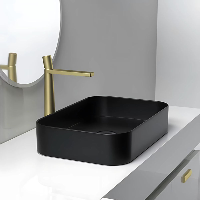 Llave De Lavamanos Individual. Grifo De Lavabo Color dorado. Pluma. Modelo alto.