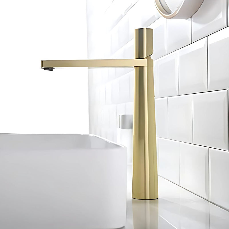 Llave De Lavamanos Individual. Grifo De Lavabo Color dorado. Pluma. Modelo alto.