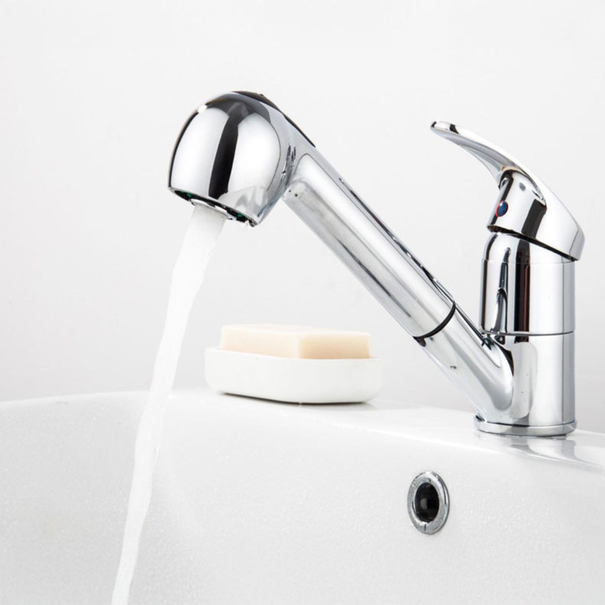 Grifo Para Fregador De Cocina Con Manguera Extraíble. Llave con acabado cromado. Pluma.