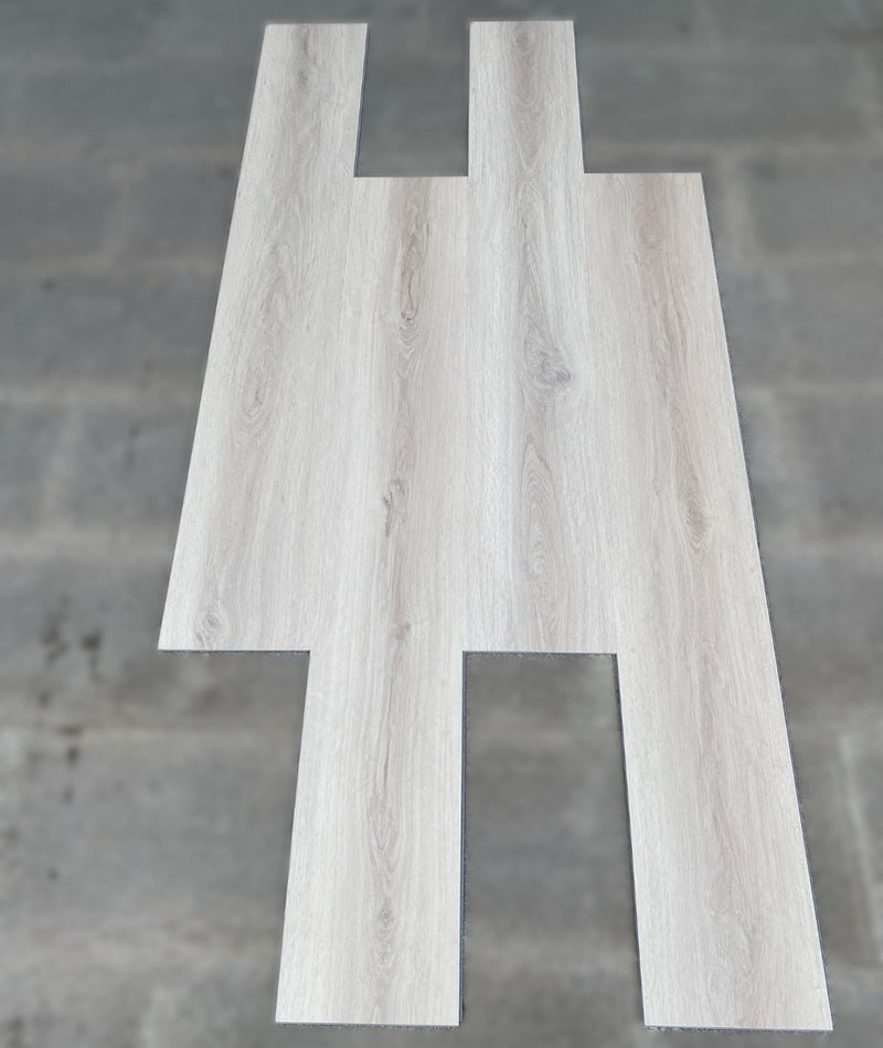 Piso SPC Madera Clear Oak 1220 x 180 x 5.5 mm con IXPE 10 pc. pack 2.2 m2