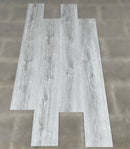 Piso SPC Madera Silver Grey Oak 1220 x 180 x 5.5 mm con IXPE 10 pc. pack 2.2 m2