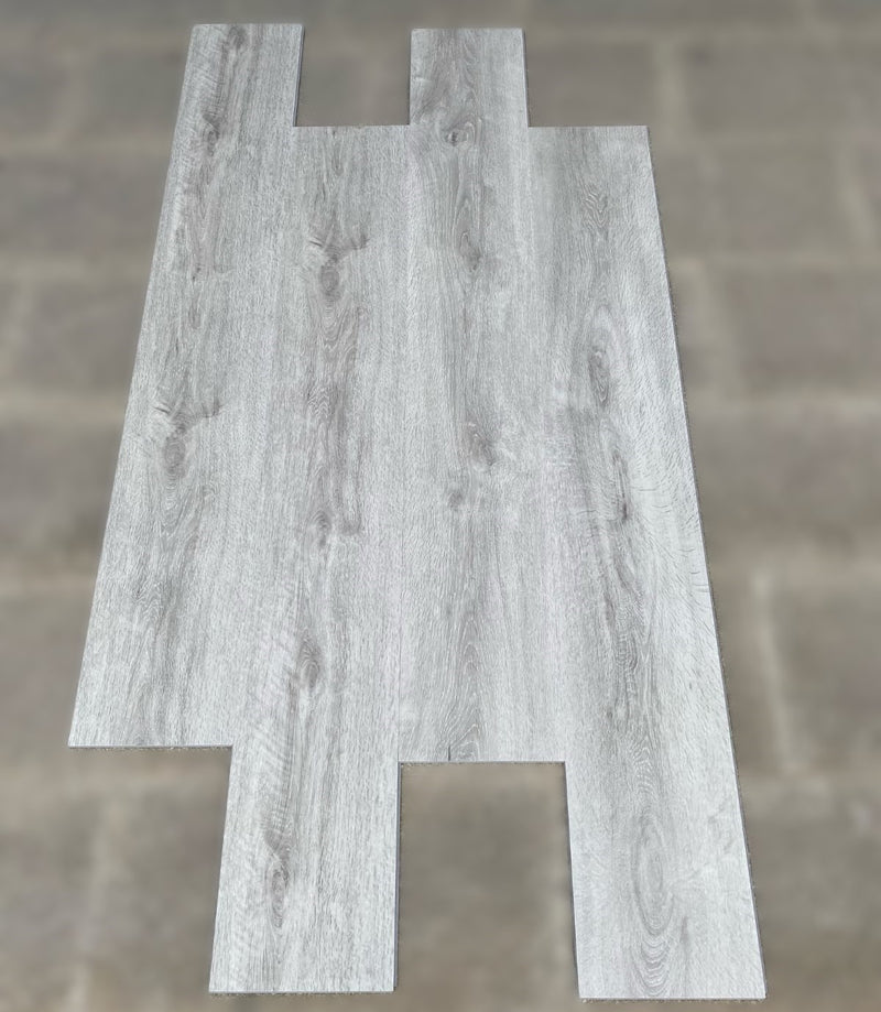 Piso SPC Madera Silver Grey Oak 1220 x 180 x 5.5 mm con IXPE 10 pc. pack 2.2 m2