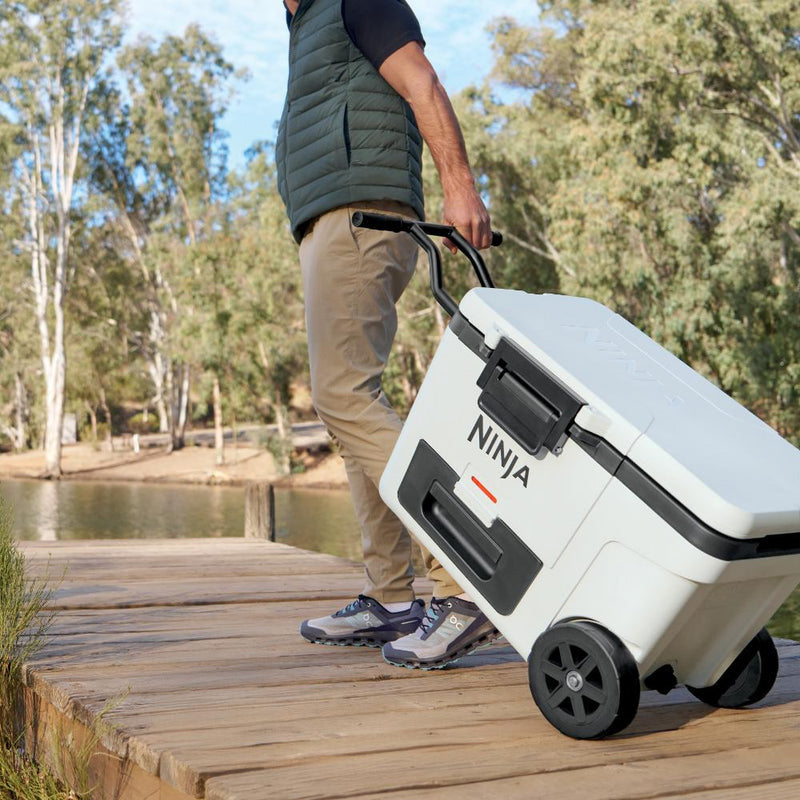 Cooler Ninja FrostVault de 45QT con ruedas. Hielera térmica con Dry Zone, gaveta inferior y alta conservación de frío. Color Blanco.