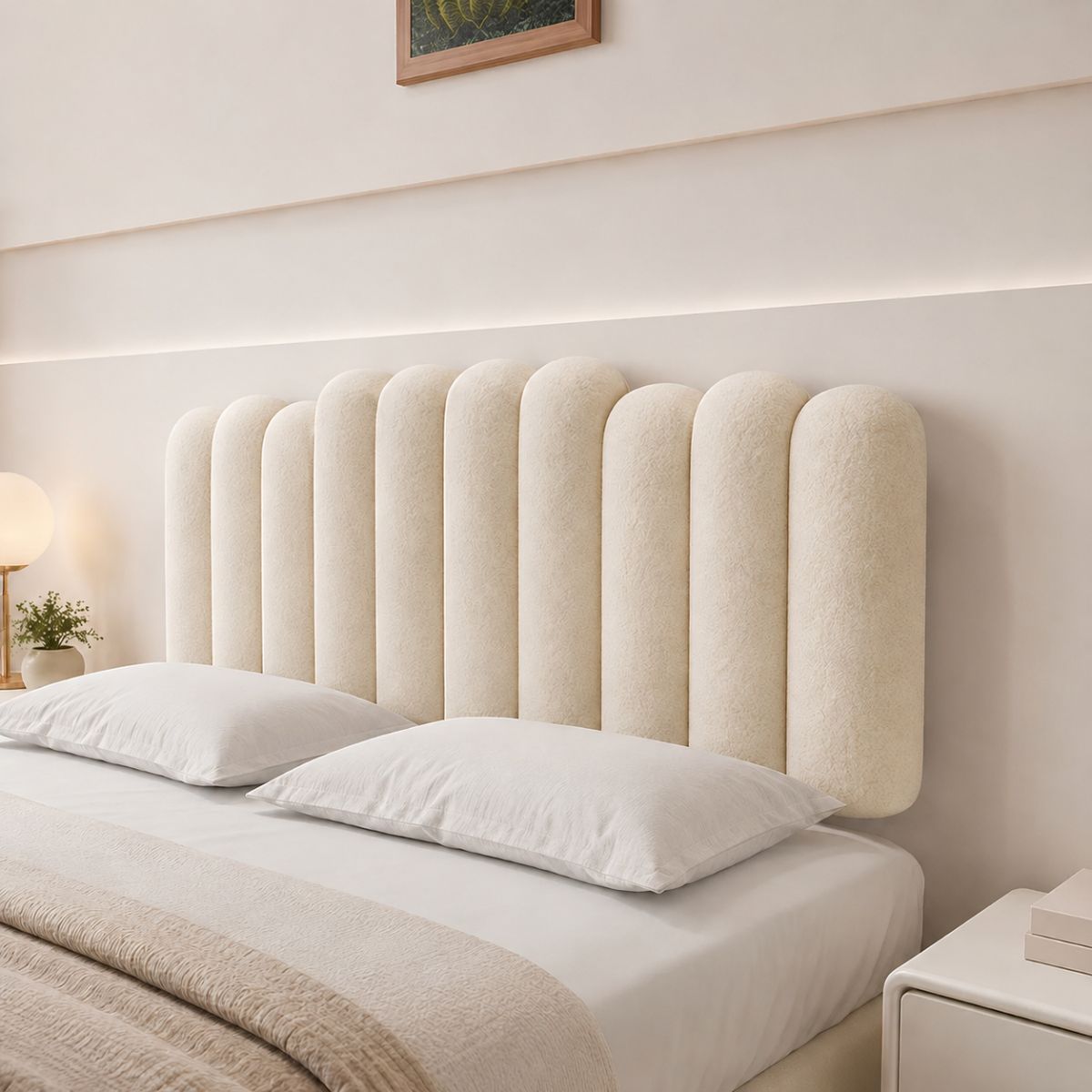 Cabecera Acolchada Tipo Cheese Stick para Cama. Respaldo Tapizado en Lana de Cordero Impermeable, con Espuma de Alta Densidad. Color Crema Claro.