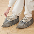 Cubre zapatos desechables. Talla universal. (PACK DE 100 UNDS) Antideslizante. Cubre calzado. 400g. Color gris.