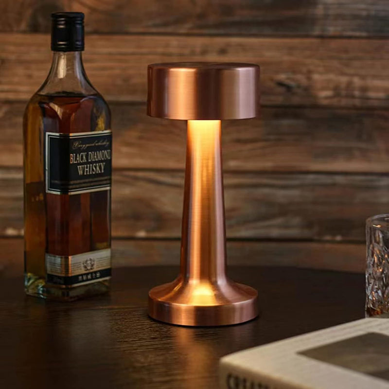 Lámpara LED de Mesa Portátil e Inalámbrica. Diseño retro. Control Táctil para 3 niveles de luz. Color cobre.  Usado en restaurantes