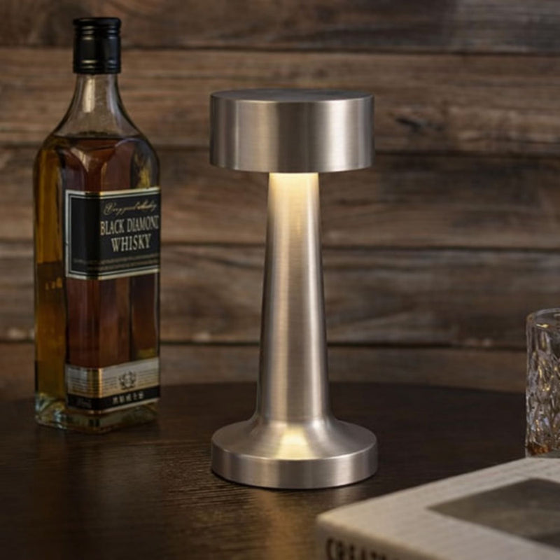 Lámpara LED de Mesa Portátil e Inalámbrica. Diseño retro. Control Táctil para 3 niveles de luz. Color plateado. Usado en restaurantes