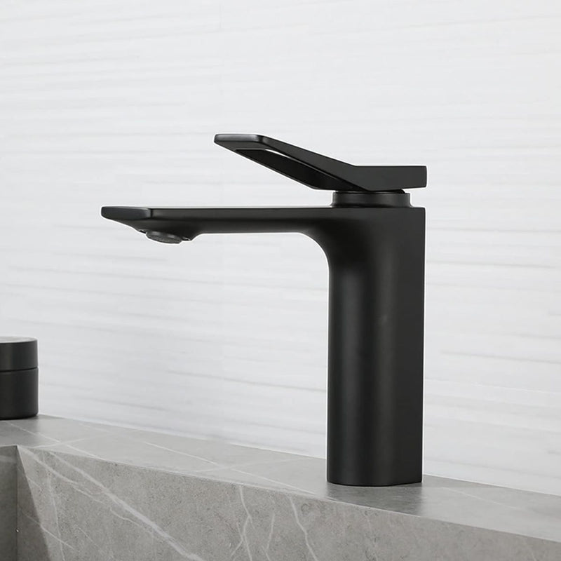 Llave de lavamanos individual. Grifo de lavabo color negro.