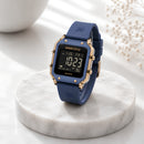 Naviforce Reloj Digital Azul con Detalles Rose Gold y Correa de Silicona, Diámetro de 34 mm, Cristal Acrílico HD y Resistencia al Agua 5 ATM.