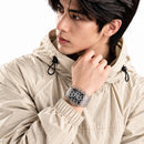 Naviforce Reloj Cronógrafo Negro con Detalles Grises y Plateados, Correa de Silicona, Diámetro de 42.5 mm, Cristal Acrílico HD y Resistencia al Agua 3 ATM o 5 ATM.