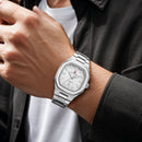 Naviforce Reloj de Cuarzo Color Plata de Acero Inoxidable con Pantalla de Vidrio, Movimiento Japonés y Calendario.