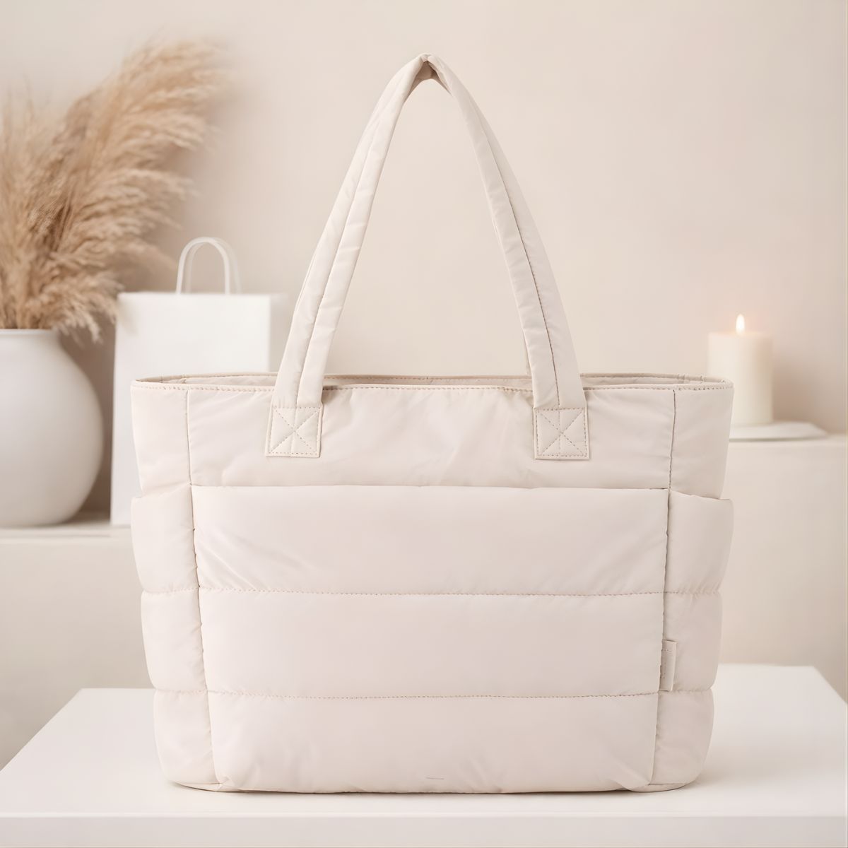 Bolso Tote Acolchado Grande Para Laptop 15.6". Bolsa universitaria De Hombro Ligera Con Múltiples Bolsillos Y Capacidad 20L. Color blanco.