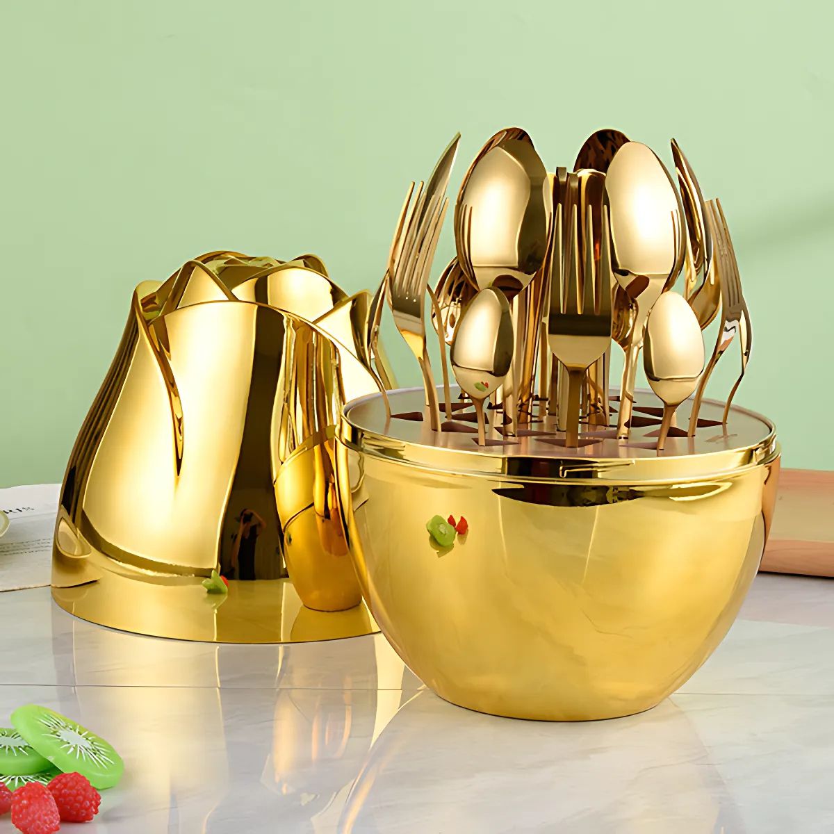 Cubiertos de Acero Inoxidable. Set de 24 piezas. Con Estuche Decorativo en Forma de Huevo. Color dorado.