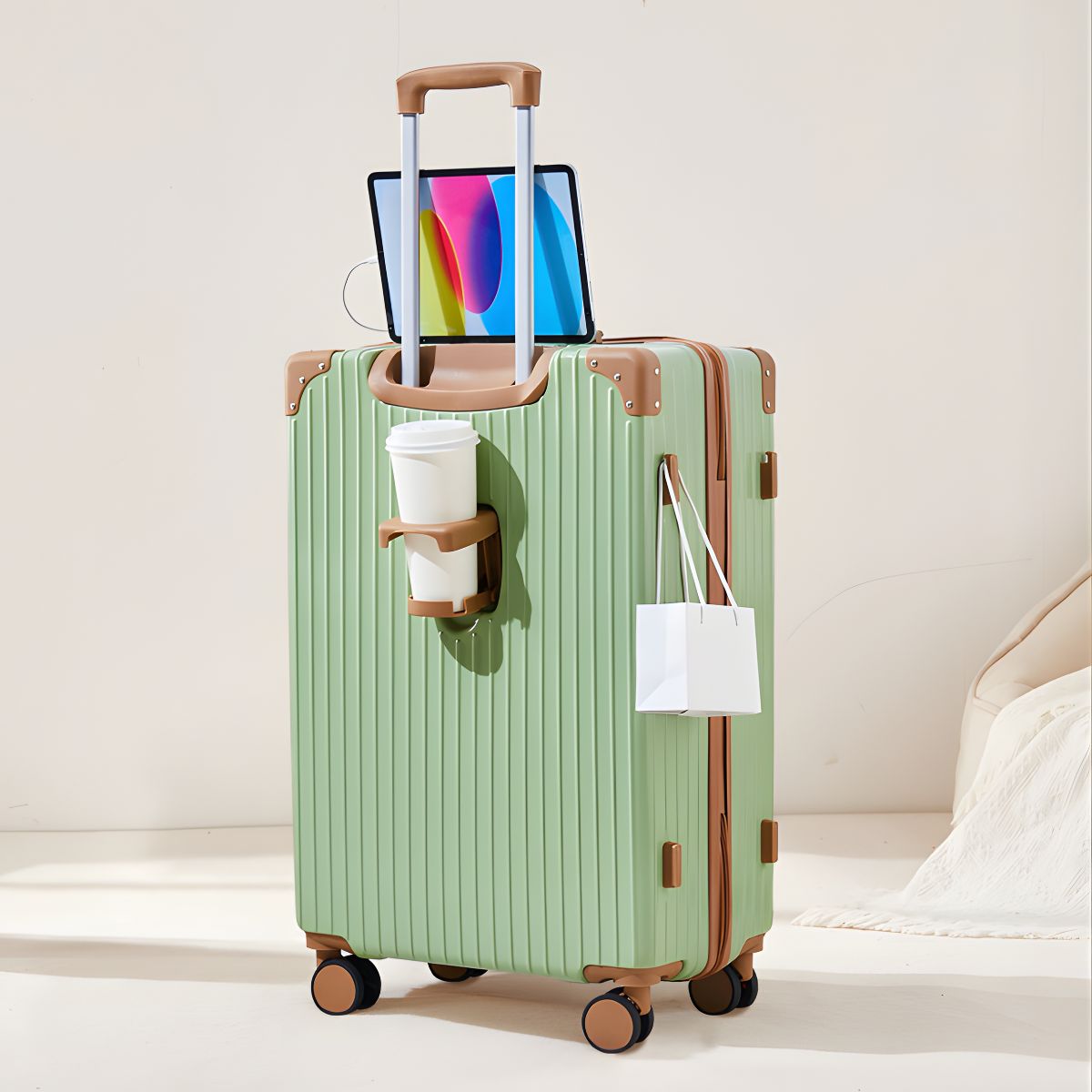 Maleta de Viaje 24" Rígida con Candado de Combinación Integrado. Incluye Puerto USB, Porta Vaso y Ruedas 360°.