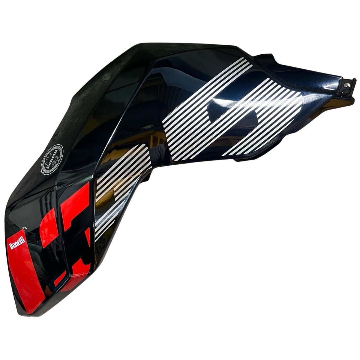 Covertor delantero izquiero del tanque de combustible negro con calcomanias (TNT135)