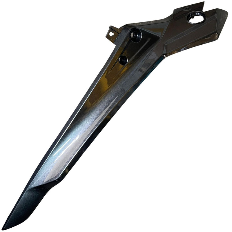 Placa izquierda del guardabarros decorativo frontal gris con calcomanias (TRK502XMY2020)