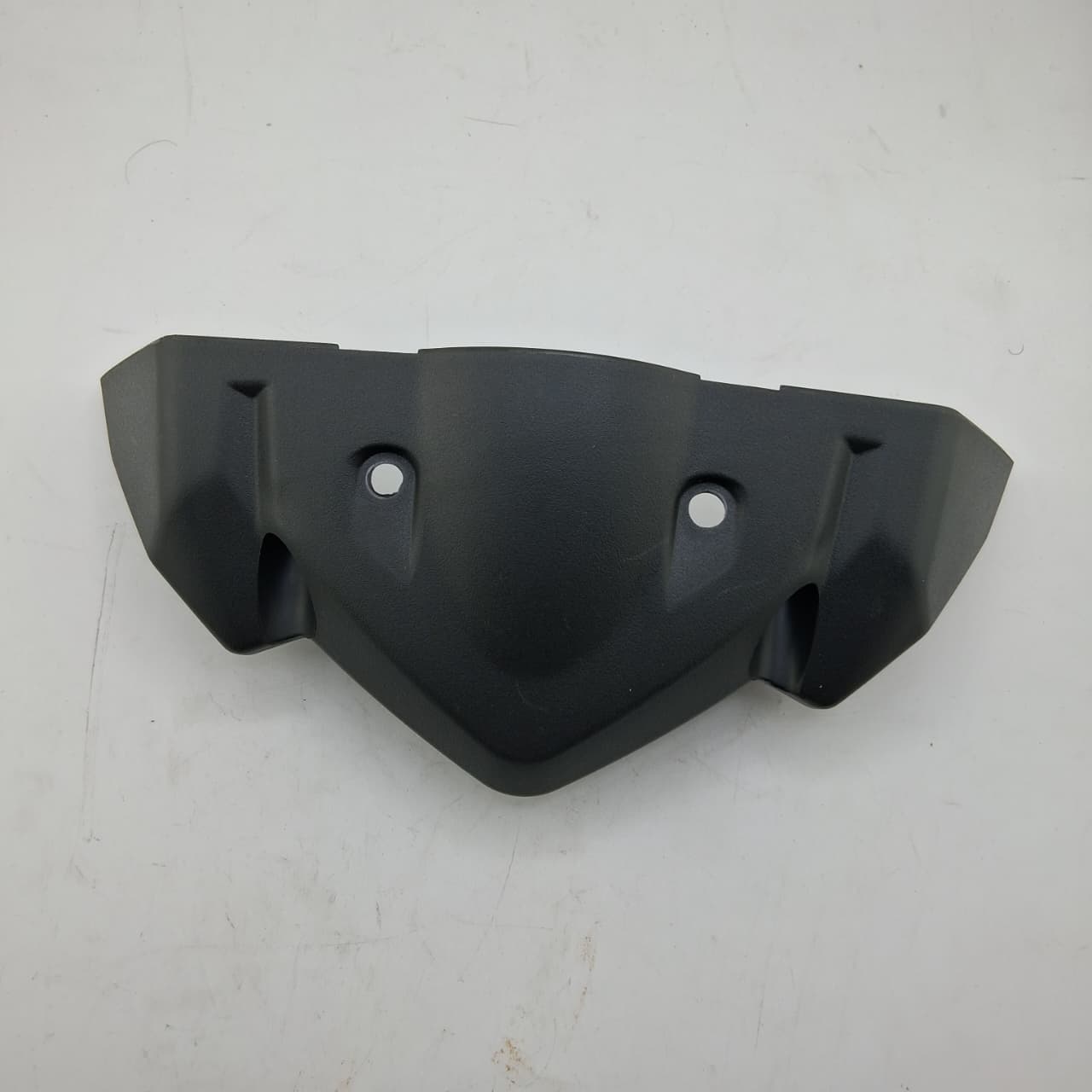 Base del parabrisas blanca (TNT25) BRACKET. II  COWLING  R.WHITE