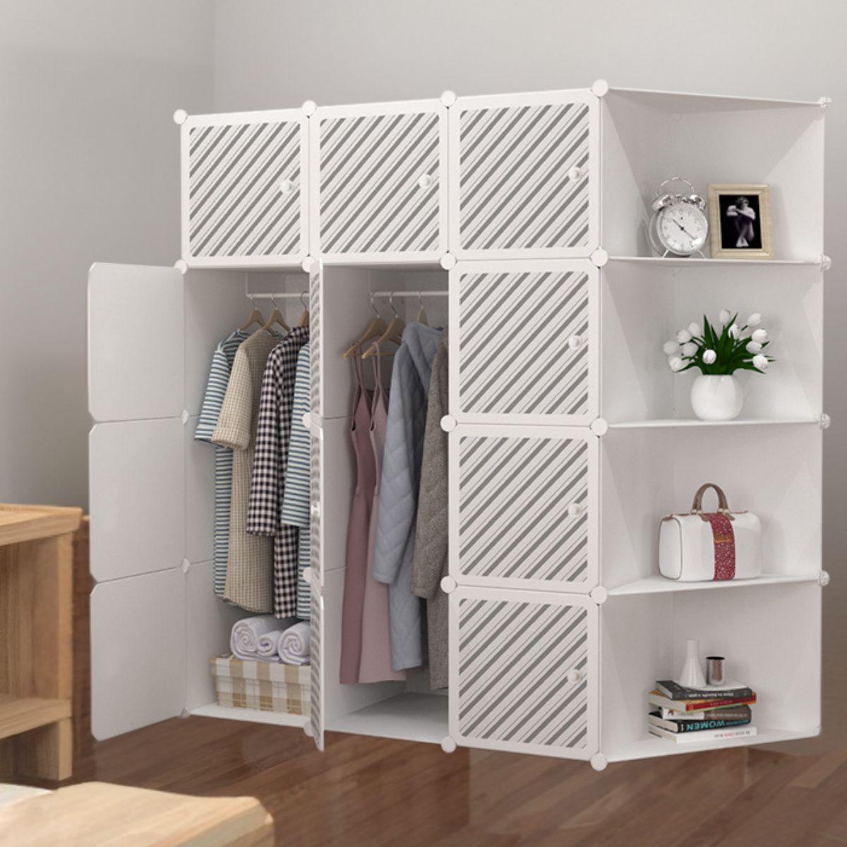 Armario de 12 puertas y 4 repisas. Con colgador de ropa. Estante de almacenamiento. Mide 147 cm (alto) x 147 cm (largo) x 47 cm Closet organizador. Estantería.  Guardaropa