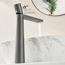 Llave De Lavamanos Individual. Grifo De Lavabo Color gris. Pluma. Modelo alto.