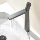 Llave De Lavamanos Individual. Grifo De Lavabo Color gris. Pluma. Modelo alto.