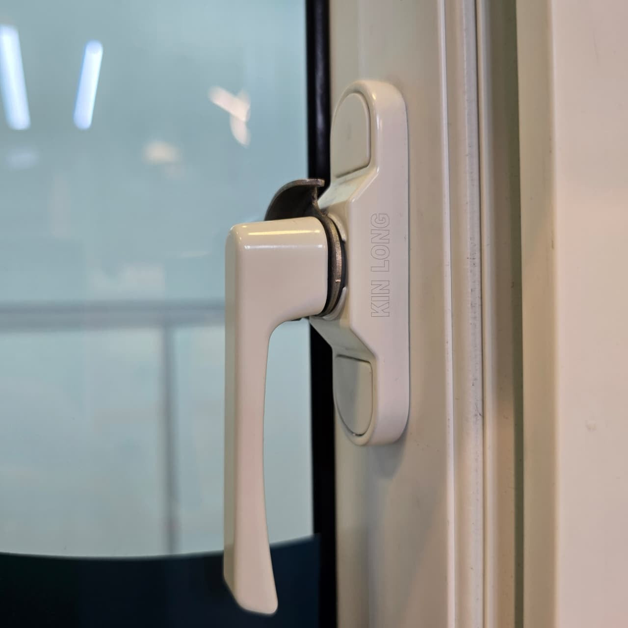 Cerradura tipo media luna Pestillo para ventanas corredizas de aluminio y PVC. Alta seguridad y diseño compacto color blanco